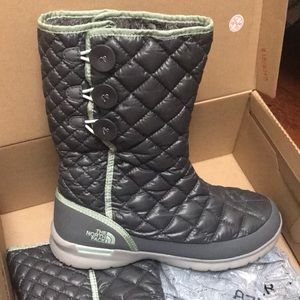 Women’s North Face boots Thermoball Button Up sz 9